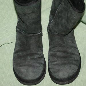 UGG boots size 9  5828